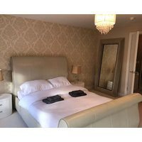 2-Bed Hillside House - Sleeps 4 Garden & Parking