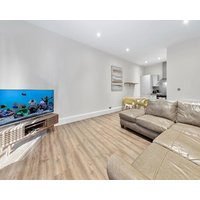 Shortlet Express Stunning 3 bedroom Barking Apartment by Train Station