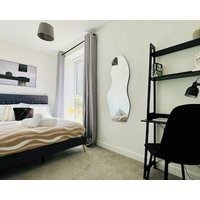 Entire Luxury 2 Bedroom Apartment - Quiet & Central with Free Parking