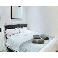 *Beautiful Modern Studio Flat; Professional Market