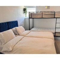 Bright ensuite Private Room in 2BR Apt – Singles couples families allowed