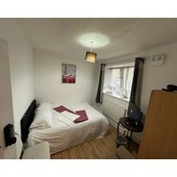 Comfortable Budget Room with Shared Bathroom in East London 4