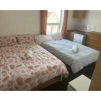 Central 4 Bedroom Walsall House - Free Parking & WiFi