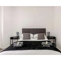 Modern 1-bed apartment in Belfast’s Cathedral Quarter. Sleeps 4 with king bed & sofa bed. Wi-Fi smart TV washer & kitchen. Walk to Titanic Belfast