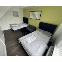 Luxury 3 Bedroom Holiday Home  Jacuzzi Bath Private Parking Sleeps 10 2 Min M62