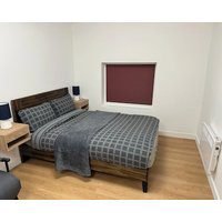 Modern Studio with private Bathroom & Kitchenette in 3 bed apartment