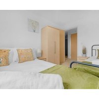 City Apt Sleeps 6 | 2 Bed 2 Bath + Disney+/Netflix