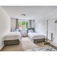 Elegant 2BR with Parking Near Old Trafford