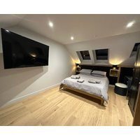 2-Bed - Sleeps 6 - Pet Friendly with Free Parking