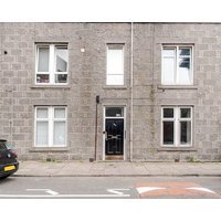 Modern 1 Bedroom Flat in Aberdeen City Center With Parking.