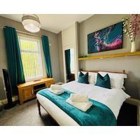 Excellently located stylish 1-bed apartment. short stroll into town. Parking