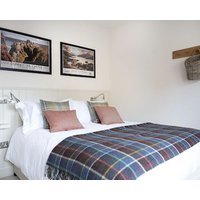 Tree House - sleeps 4 guests in 2 bedrooms