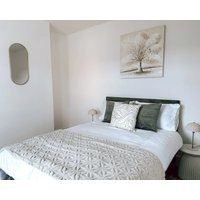 Modern 3-Bed House Near Attractions & Beach