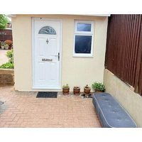 The Garden Studio Private Modern Cozy Quiet Area near Luton Airport