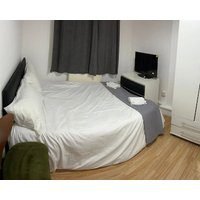 Comfortable Budget Ensuite Room in East London 3