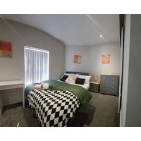 Cozy Ensuite Room w/ Kitchen Access – Heart of Liverpool