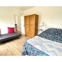 Bright 1 bedroom guest house retreat with free parking