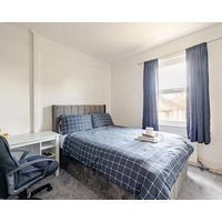 Spacious double BR near Heathrow 3