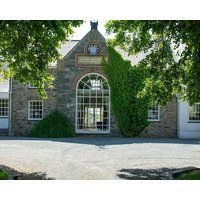 The Stables - sleeps 8 guests in 3 bedrooms