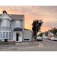 Room 2: Modern Double Room with En-Suite in Ilford London