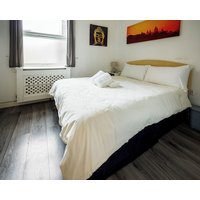 Ensuite1 Woodhouse private bath 2kitchen