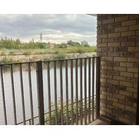 Duplex 2 bedroom Riverview Apartment in Salford can sleep for 6