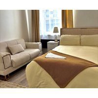 Luxury Apartment with Grand Living Space London