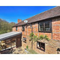 Peaceful Rural Escape for 11 • Fires BBQ Pet Friendly • Large Kitchen • Great for Multi-Generational Families •