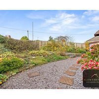 New Roundhay Home | 4-Bed + Free Parking | WI-FI