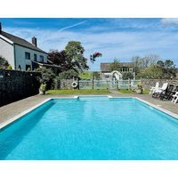 Family Friendly Dog Friendly Cottage Seasonal Outdoor Heated Pool FootGolf Course Games Field.