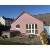Cosy Cottage With Hot Tub Dog Friendly. Near Dog Friendly Beaches! Seasonal Heated Outdoor Pool.