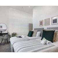 Stadium View Family & Group 3-bed Retreat