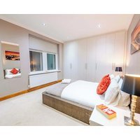 4BR 2Bath Home -Hot Tub Free Parking & Games Room