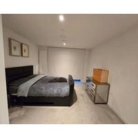 Luxury Stay in Canary Wharf Private Balcony Steps from DLR