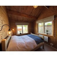 The Cabin - log fire cosy home. Sleeps 4