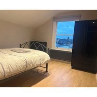 Spacious 2-Bedroom Apartment on quiet road near Clapham Junction station