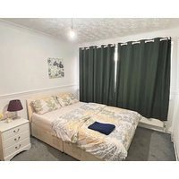 Few min to Rainham stationnIn a nice 4 bedroom housenFamily sized condo