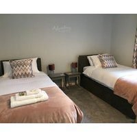 Sea & Mountain View-garden-wi-fi-parking- Sleeps 4