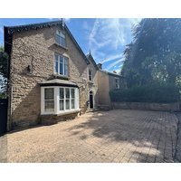 Stylish 2 Bed En-Suite Flat • Parking • Fast Wi-Fi • 10 minutes from City Centre