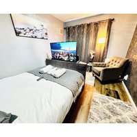 Luxury Stylish 2-Bed Apart+ Study|Private Entrance & Free Parking|Prime Location