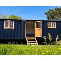 Shepherds Hut on tranquil Powis House Estate