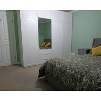 Large Central Lodge Near Heathrow Airport & London with Parking