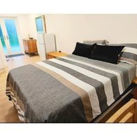 1 Bed House - Sleeps 2 - Garden Wifi Parking