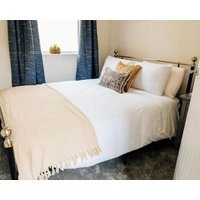 Elegant 2-Bed · Sleeps 4 · Walk to Events