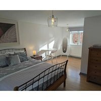 Town Centre Modern Apartment With King Bedroom!
