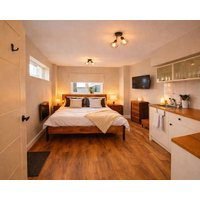 Cosy studio close to Luton airport self check in WIFI and free parking