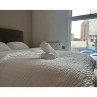 Joyful 2 Bed Ensuite Apartment With Stunning Deco