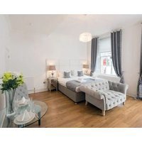 Edinburgh Castle Apartments