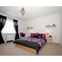 Riverbank View Three Bedroom Apartment with Free Parking