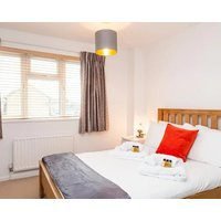 Gatwick Place - 4 bed 2 bath self contained house with private garden